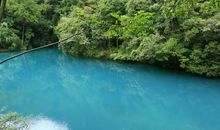 一眼碧绿的潭水