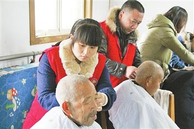 在敬老院表达爱意