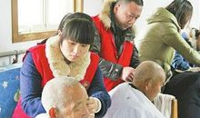 养老院里献爱心