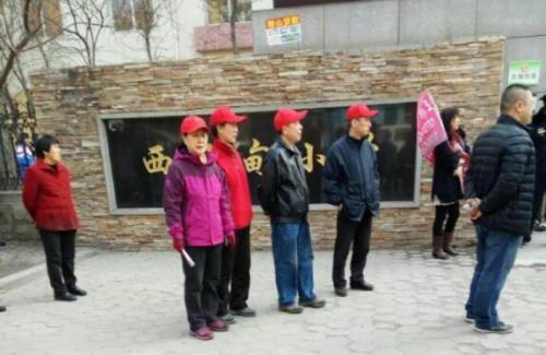 在学校门口等