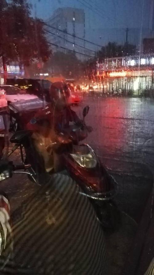 下雨的场面