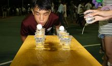 巧吹乒乓球过河