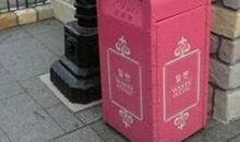 一个被撞坏的邮筒