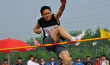 跳高赛场上的镜头