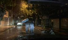 雨夜奔跑的身影