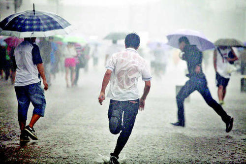 没有雨伞的孩子必须努力跑