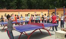 乒乓球台边的身影