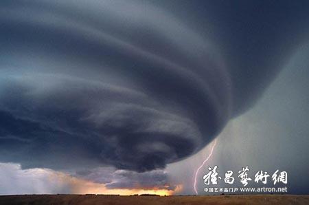 龙卷风如何使建筑物连根拔起
