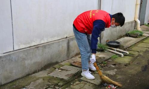 艰苦的清洁工作
