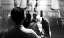 面对他的背影，我流泪了