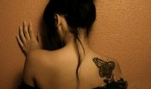 胸口晃荡的“小脚丫”