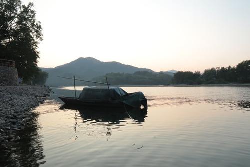 游览古岩画村