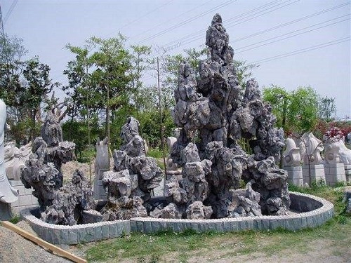 美丽的假山池
