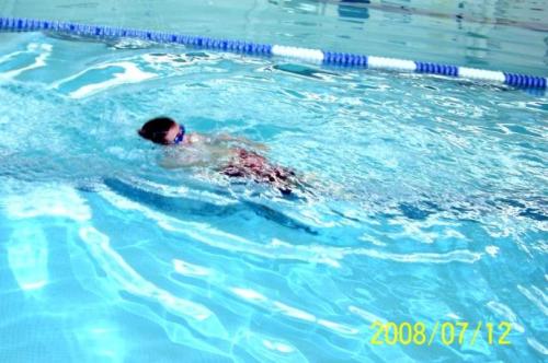 每两个月参加一次游泳