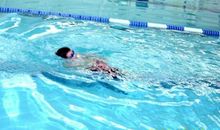 参加游泳双月赛
