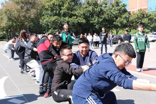 激烈的“拔河比赛”