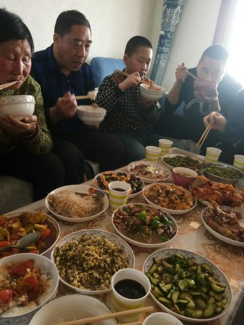 一家人在餐桌旁