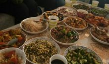 饭桌上的一家人