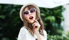 一个调皮的小女孩