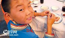 热心肠的小男孩