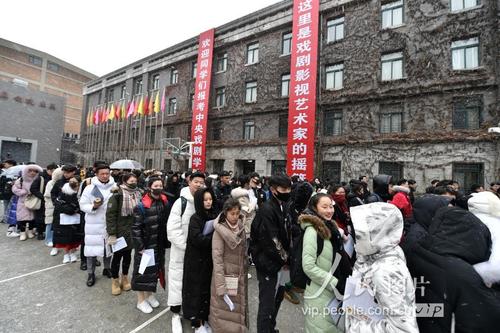 在雪地里等待
