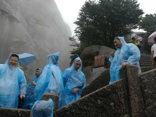 黄山在雨中