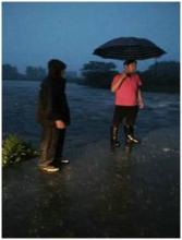 我们在风雨中并肩行走