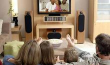 电视机前的一家人