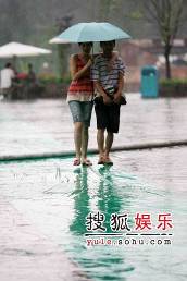 在风雨中等待