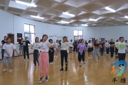 沙漠中的舞蹈排练