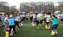 激烈的踩气球比赛