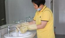 烈日下的清洁工阿姨