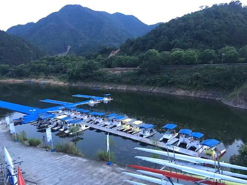 在千岛湖划船