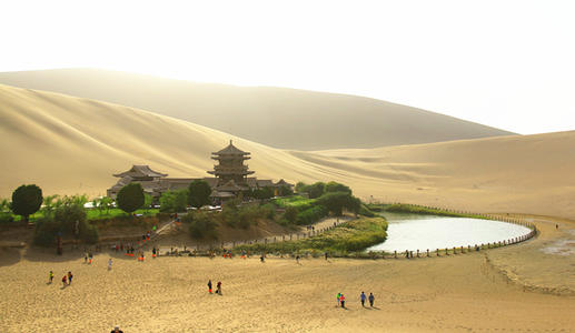 登明沙山赏月泉