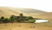 登鸣沙山赏月牙泉