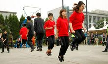 精彩的跳长绳比赛