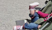 在脚推车里的童年