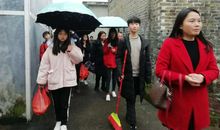 在谭爷爷的关怀下成长