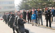 意外的拔河比赛