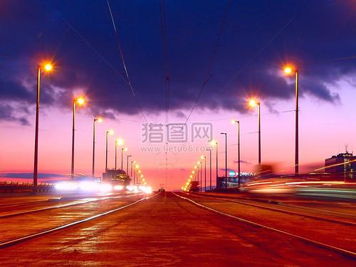 在路灯下移动