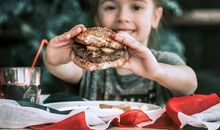 “不爱吃”汉堡的小女孩
