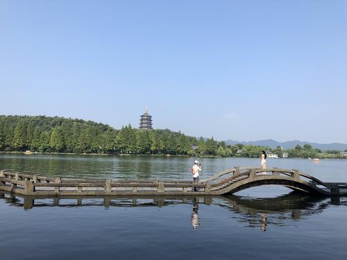 游雷峰塔