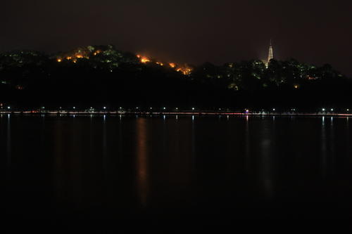 雨夜西湖