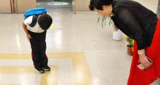 老师，我向你鞠躬