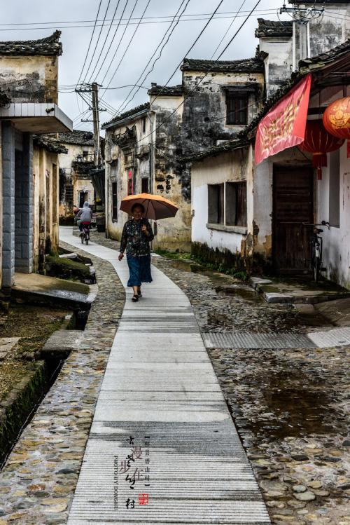 在古老的胡同的道路上行走