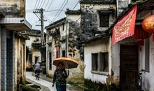 走在古巷的路上