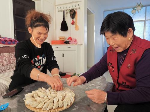 看着妈妈做饺子
