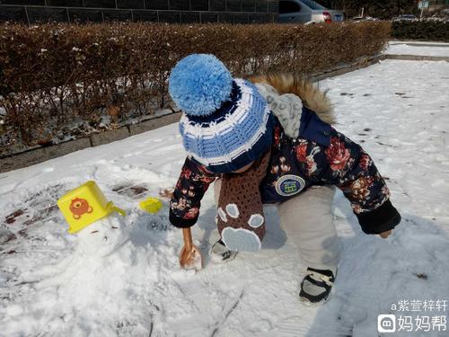 在雪地里玩的开心
