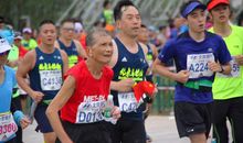 看妈妈跑马拉松