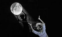 想不到，那个灯光下的身影